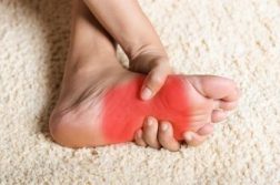 داغی و سوزش کف پا نشانه چیست؟